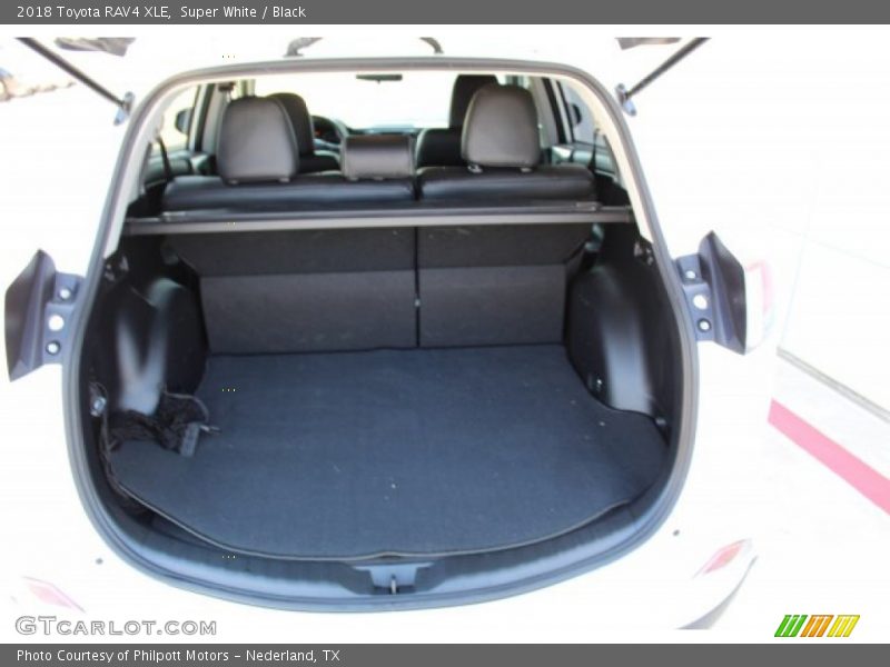 Super White / Black 2018 Toyota RAV4 XLE