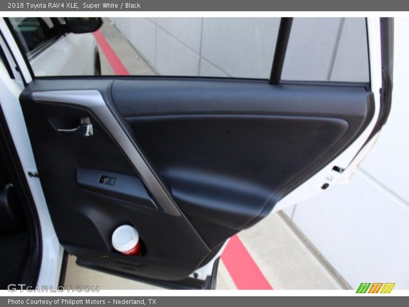 Super White / Black 2018 Toyota RAV4 XLE