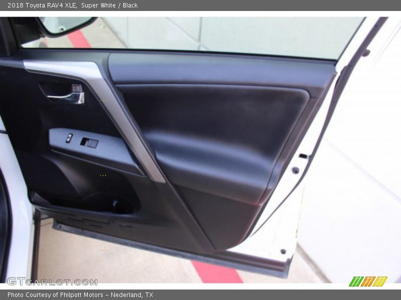 Super White / Black 2018 Toyota RAV4 XLE
