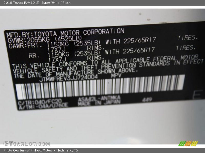 Super White / Black 2018 Toyota RAV4 XLE