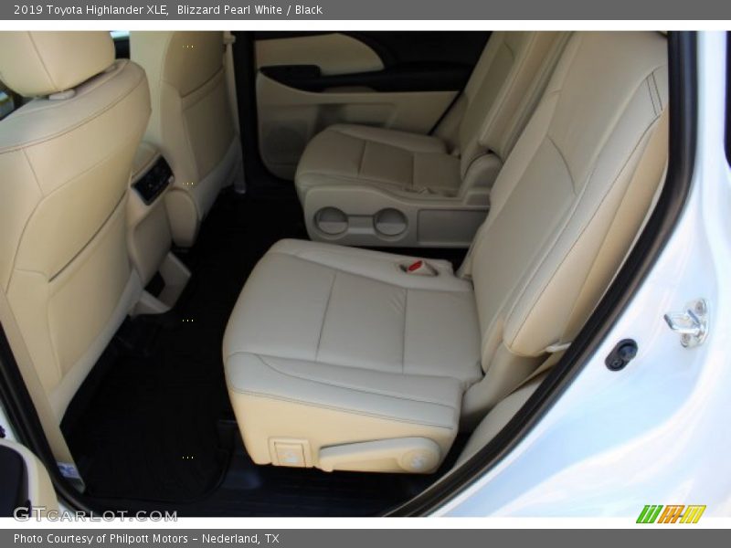 Blizzard Pearl White / Black 2019 Toyota Highlander XLE