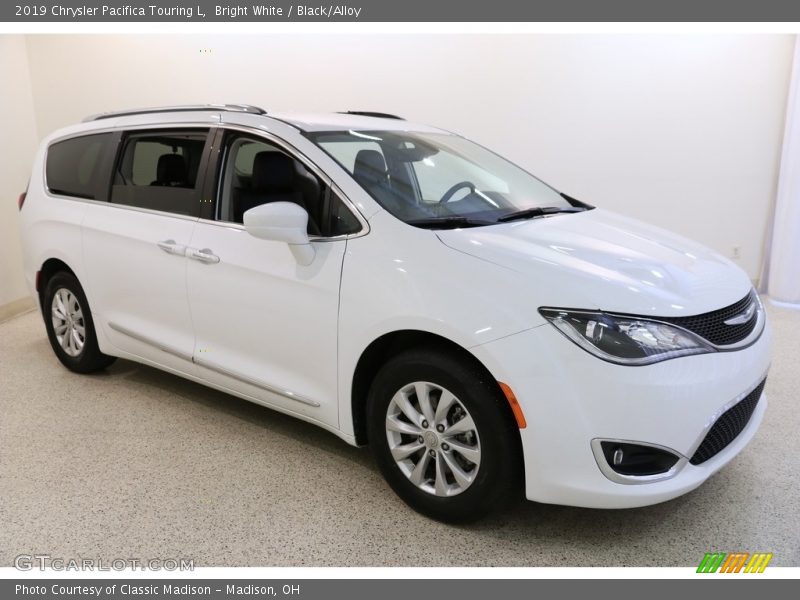 Bright White / Black/Alloy 2019 Chrysler Pacifica Touring L
