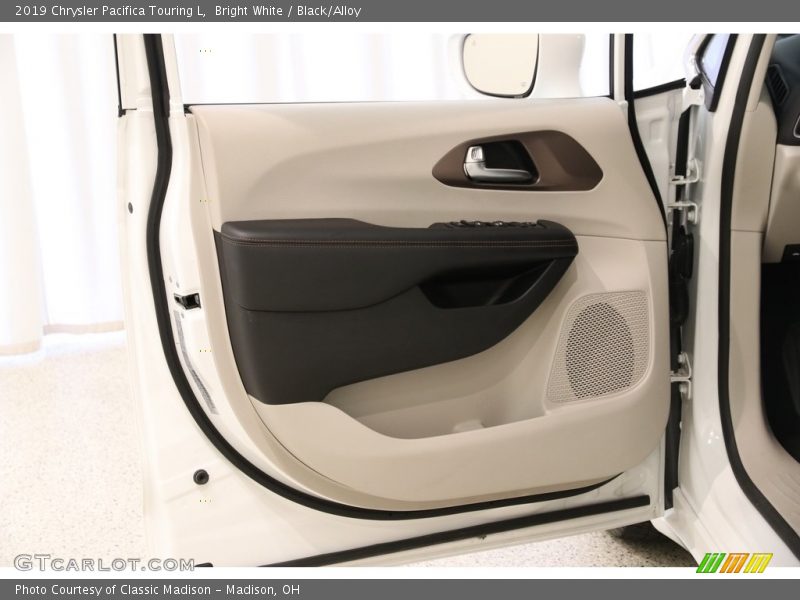 Bright White / Black/Alloy 2019 Chrysler Pacifica Touring L
