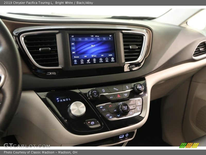 Bright White / Black/Alloy 2019 Chrysler Pacifica Touring L