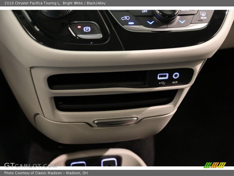 Bright White / Black/Alloy 2019 Chrysler Pacifica Touring L