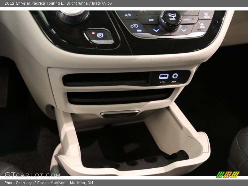 Bright White / Black/Alloy 2019 Chrysler Pacifica Touring L