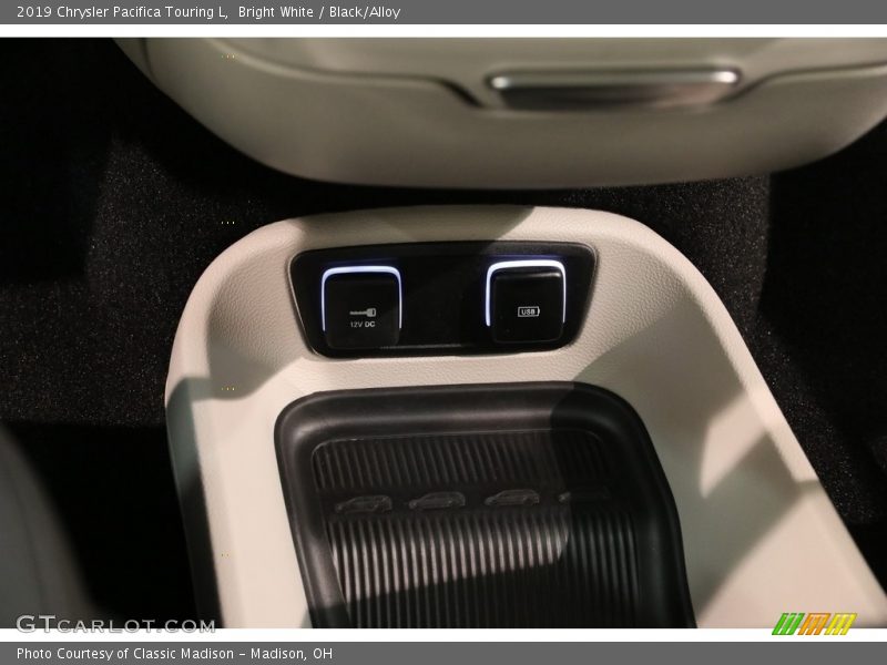 Bright White / Black/Alloy 2019 Chrysler Pacifica Touring L