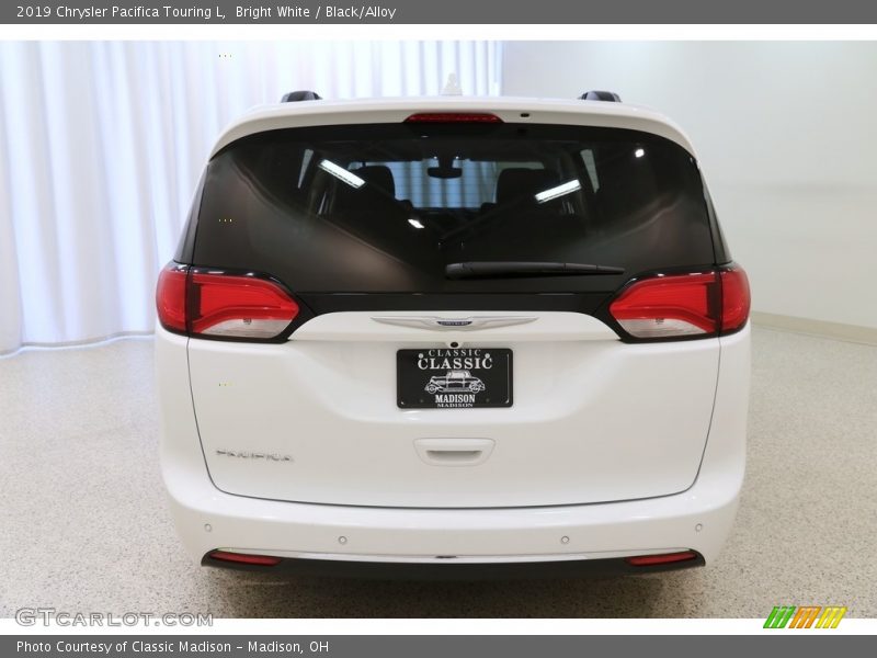 Bright White / Black/Alloy 2019 Chrysler Pacifica Touring L