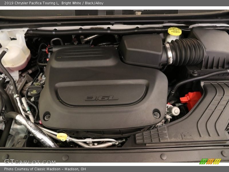 Bright White / Black/Alloy 2019 Chrysler Pacifica Touring L