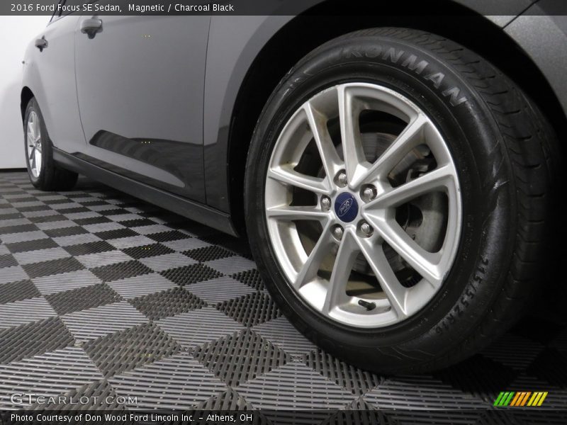Magnetic / Charcoal Black 2016 Ford Focus SE Sedan