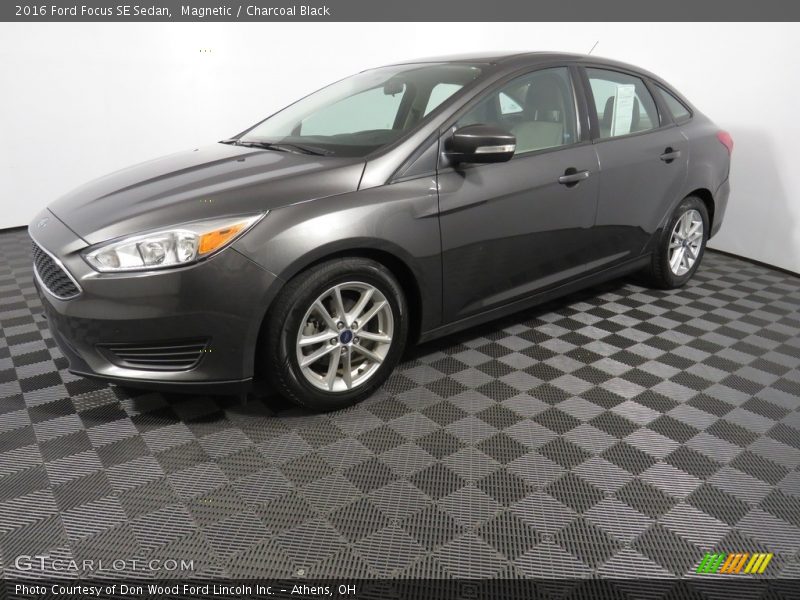 Magnetic / Charcoal Black 2016 Ford Focus SE Sedan