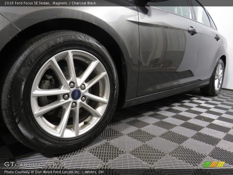 Magnetic / Charcoal Black 2016 Ford Focus SE Sedan
