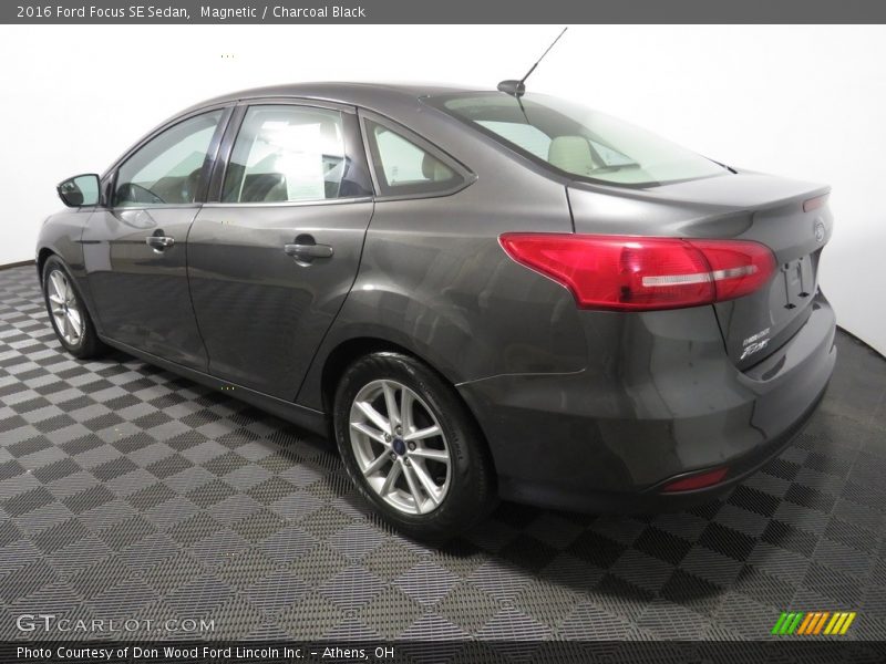 Magnetic / Charcoal Black 2016 Ford Focus SE Sedan