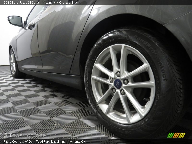 Magnetic / Charcoal Black 2016 Ford Focus SE Sedan