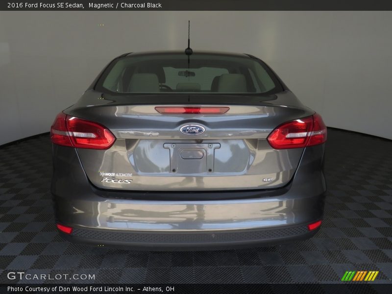 Magnetic / Charcoal Black 2016 Ford Focus SE Sedan