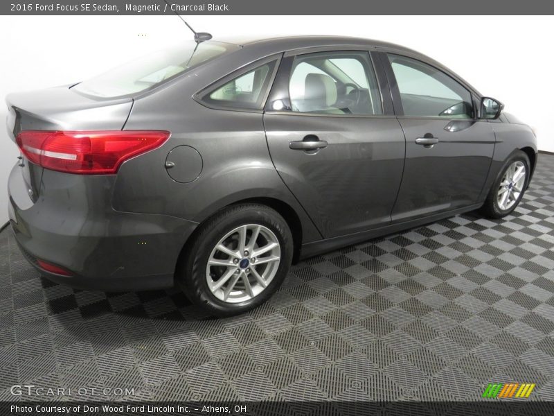 Magnetic / Charcoal Black 2016 Ford Focus SE Sedan