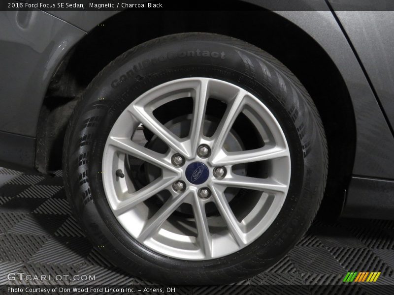Magnetic / Charcoal Black 2016 Ford Focus SE Sedan