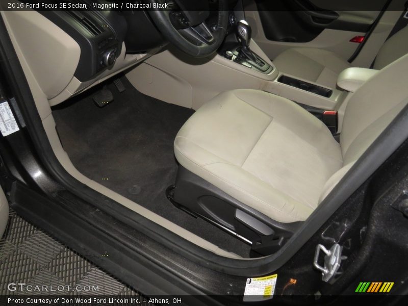 Magnetic / Charcoal Black 2016 Ford Focus SE Sedan