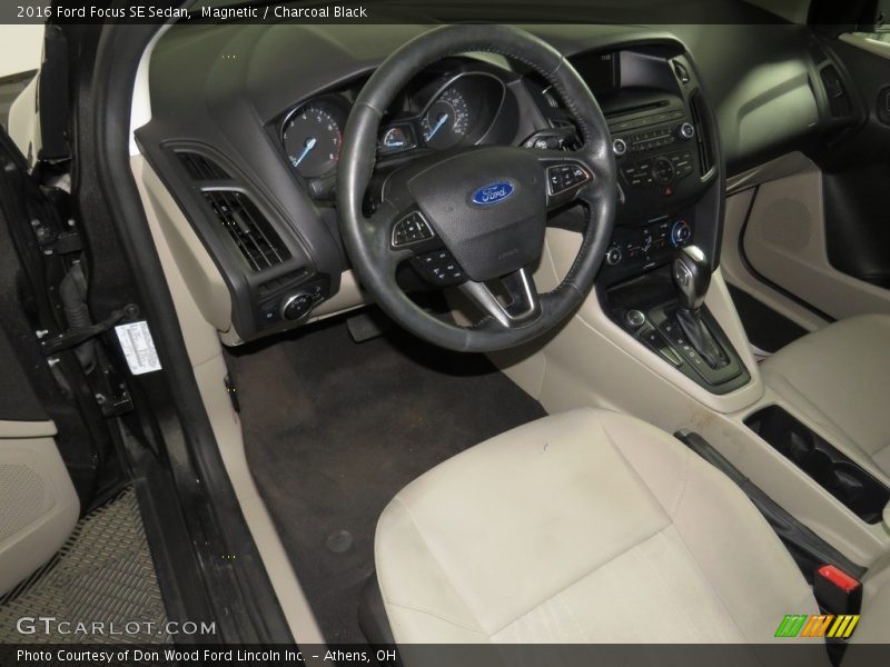 Magnetic / Charcoal Black 2016 Ford Focus SE Sedan