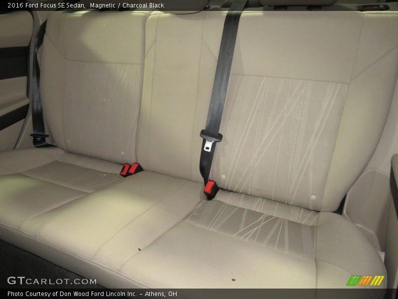 Magnetic / Charcoal Black 2016 Ford Focus SE Sedan