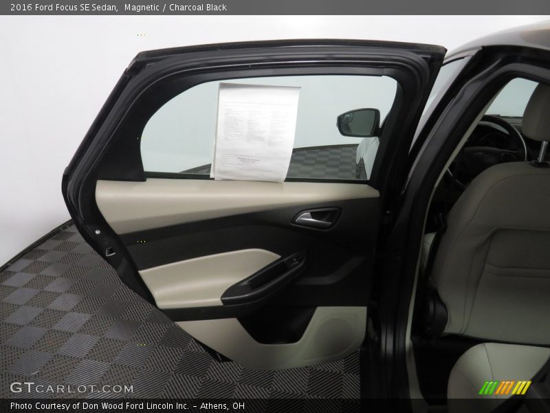Magnetic / Charcoal Black 2016 Ford Focus SE Sedan