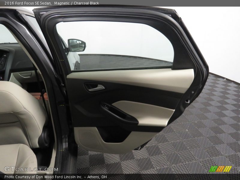 Magnetic / Charcoal Black 2016 Ford Focus SE Sedan