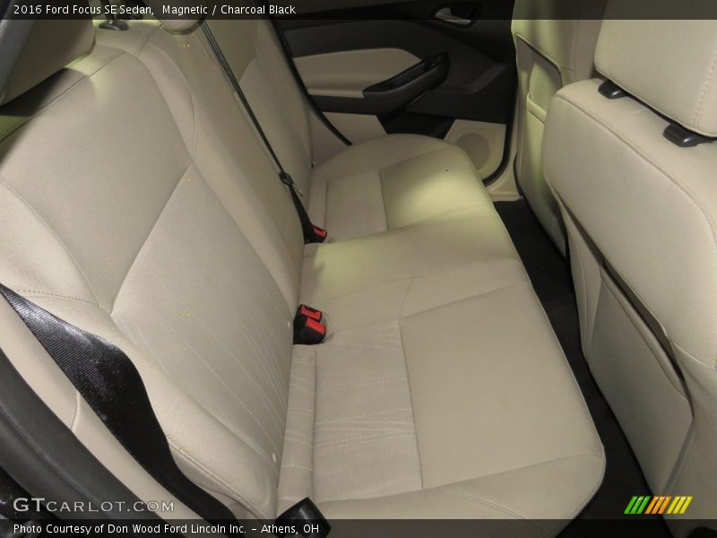 Magnetic / Charcoal Black 2016 Ford Focus SE Sedan