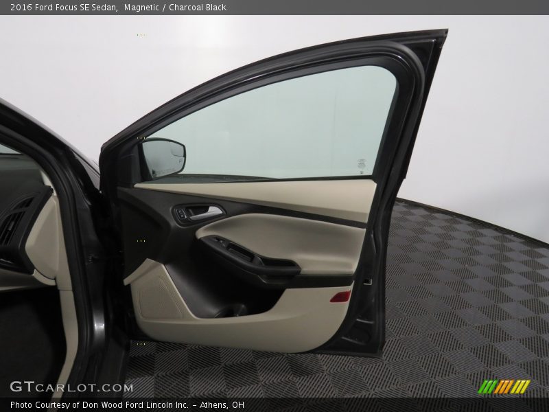 Magnetic / Charcoal Black 2016 Ford Focus SE Sedan