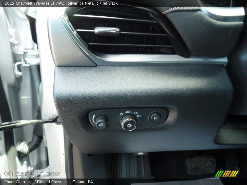 Silver Ice Metallic / Jet Black 2019 Chevrolet Traverse LT AWD