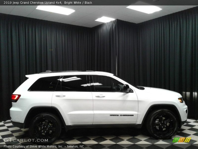 Bright White / Black 2019 Jeep Grand Cherokee Upland 4x4