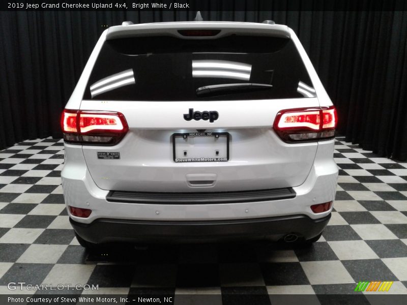 Bright White / Black 2019 Jeep Grand Cherokee Upland 4x4