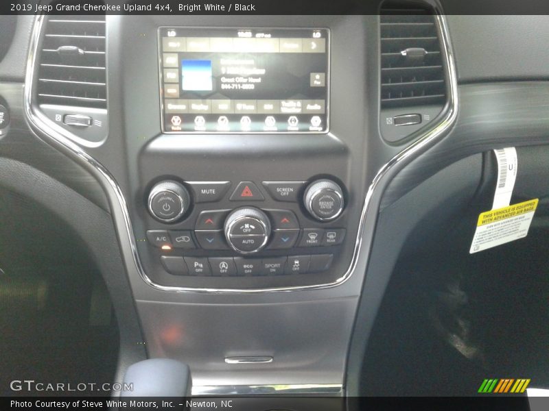 Bright White / Black 2019 Jeep Grand Cherokee Upland 4x4