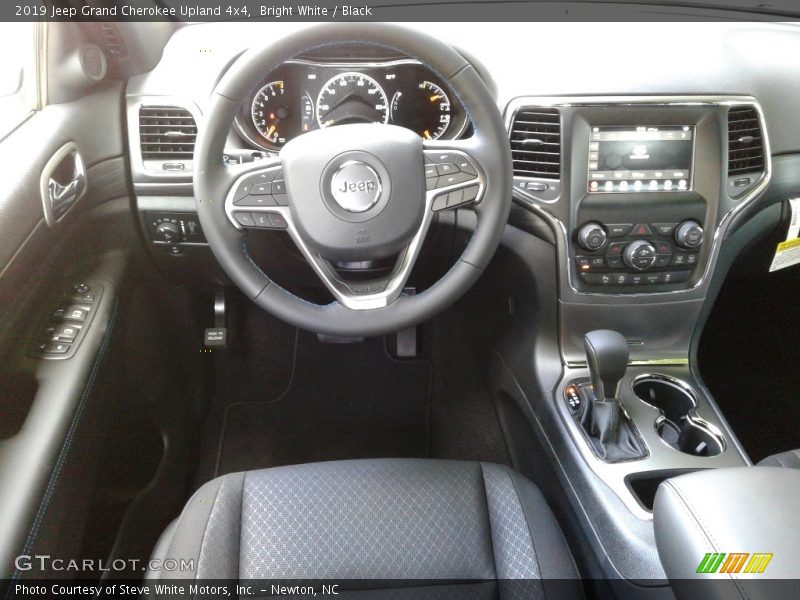 Bright White / Black 2019 Jeep Grand Cherokee Upland 4x4