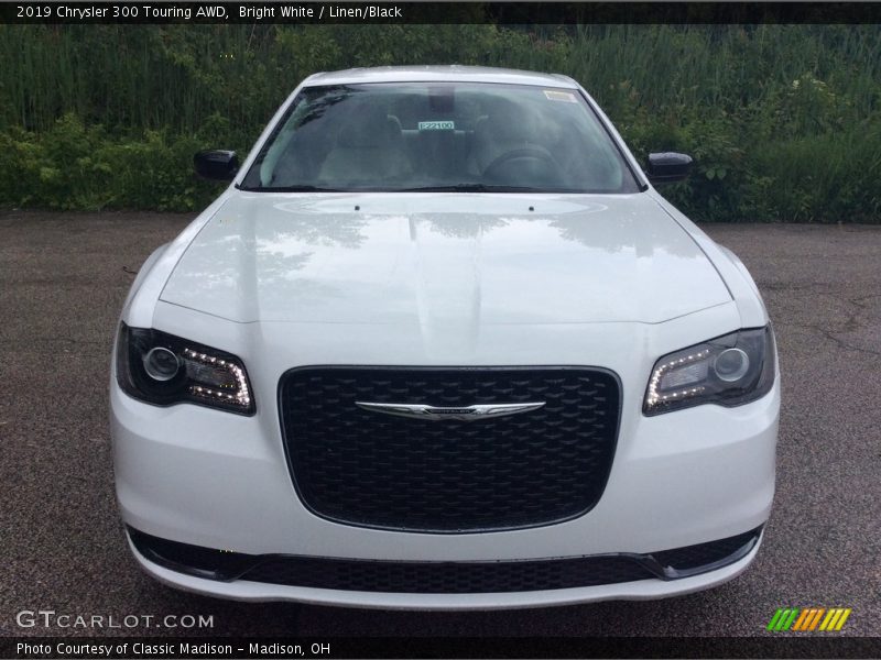 Bright White / Linen/Black 2019 Chrysler 300 Touring AWD