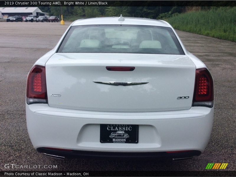 Bright White / Linen/Black 2019 Chrysler 300 Touring AWD