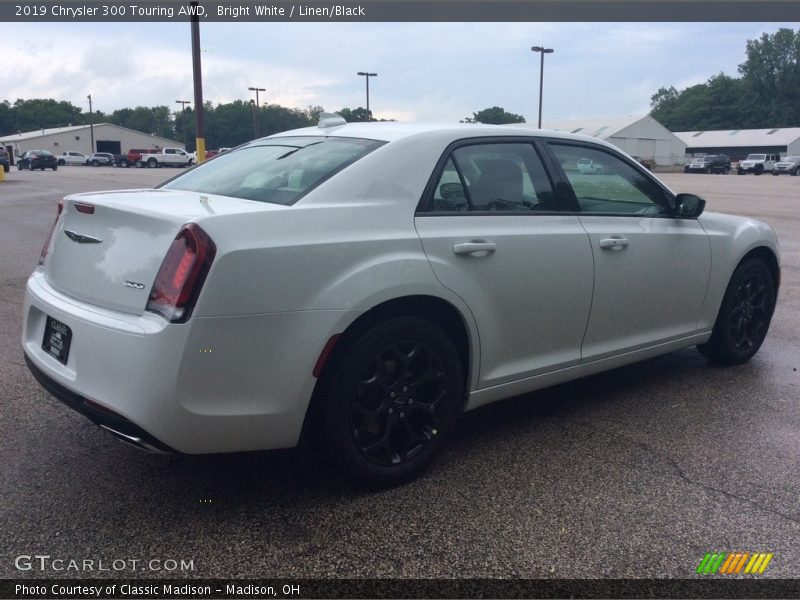 Bright White / Linen/Black 2019 Chrysler 300 Touring AWD