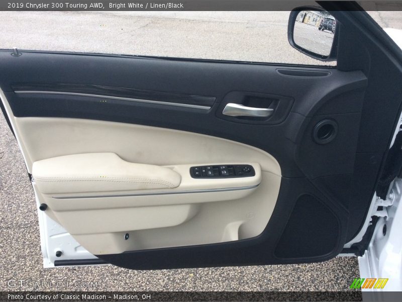Bright White / Linen/Black 2019 Chrysler 300 Touring AWD