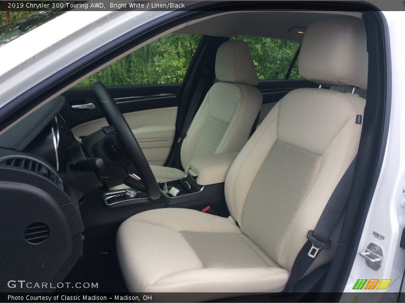 Bright White / Linen/Black 2019 Chrysler 300 Touring AWD