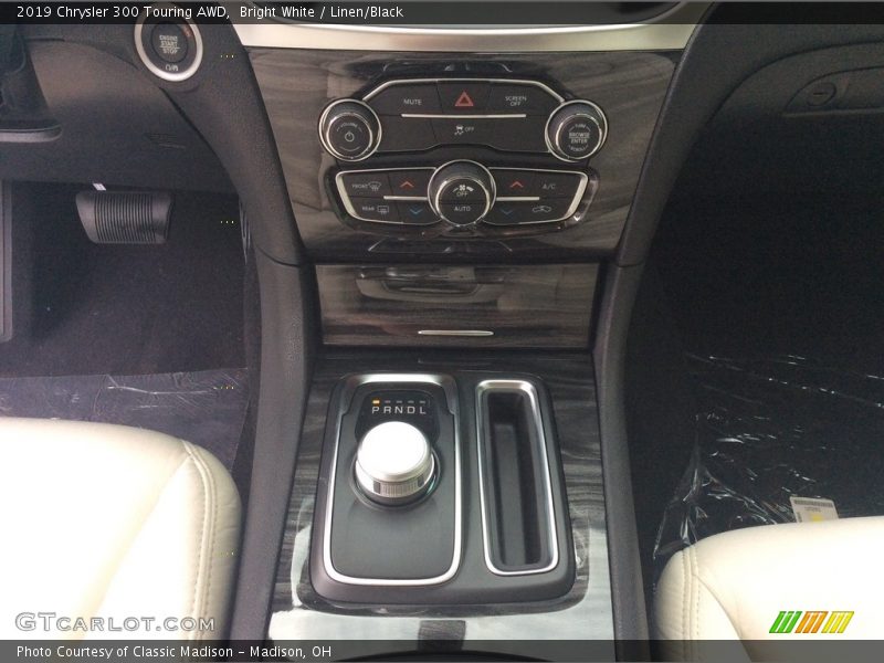 Bright White / Linen/Black 2019 Chrysler 300 Touring AWD