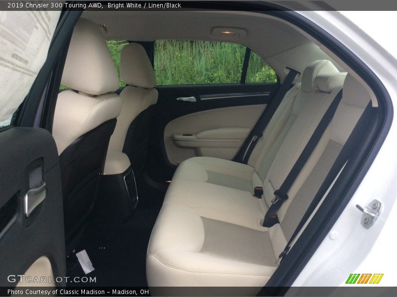 Bright White / Linen/Black 2019 Chrysler 300 Touring AWD