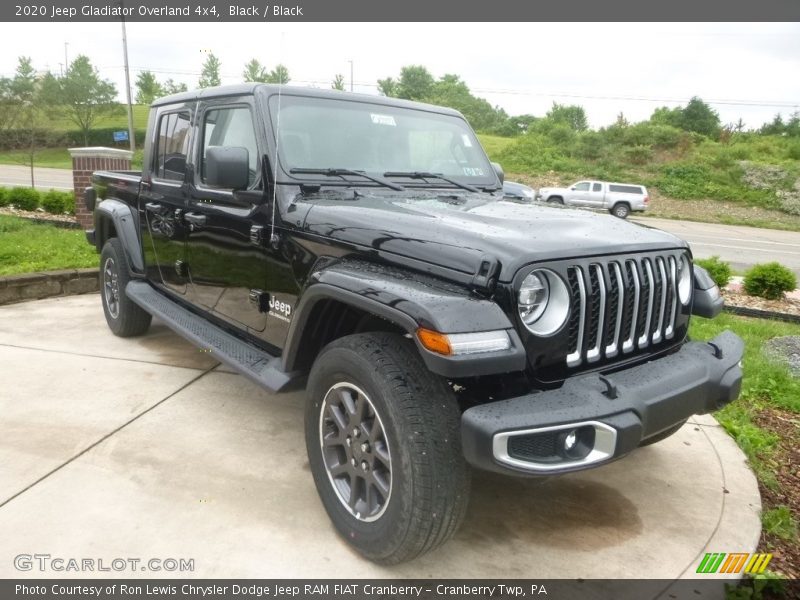 Front 3/4 View of 2020 Gladiator Overland 4x4