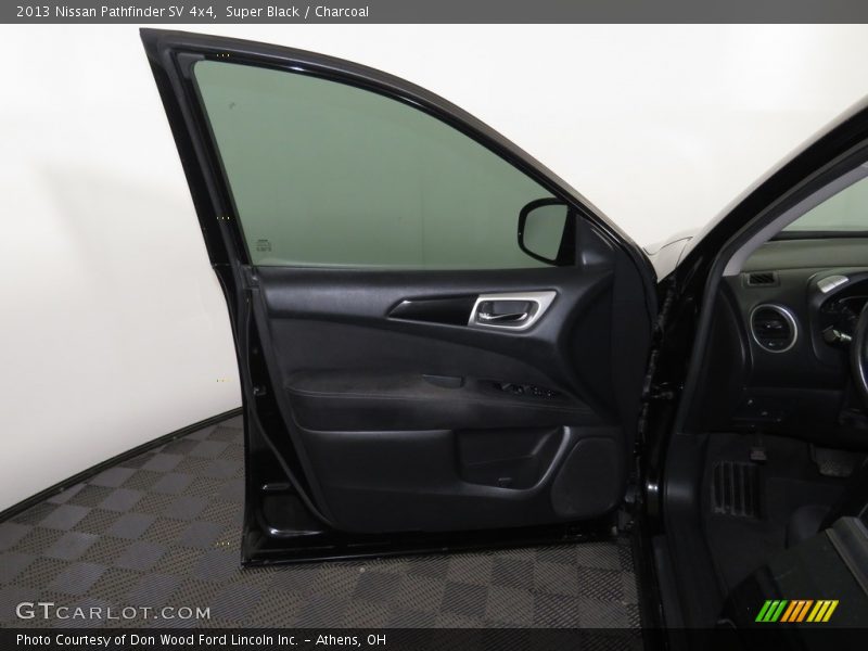 Super Black / Charcoal 2013 Nissan Pathfinder SV 4x4