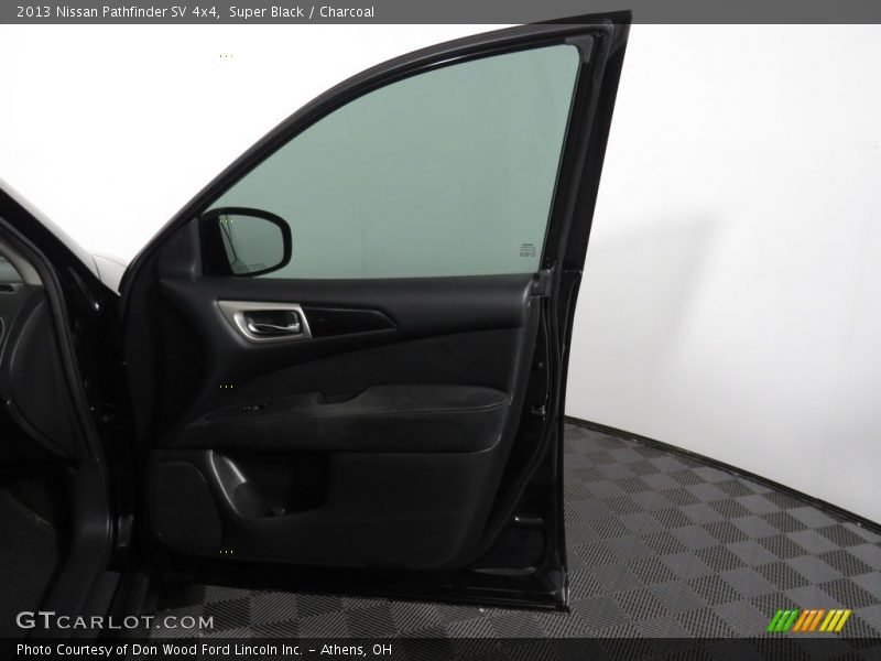 Super Black / Charcoal 2013 Nissan Pathfinder SV 4x4