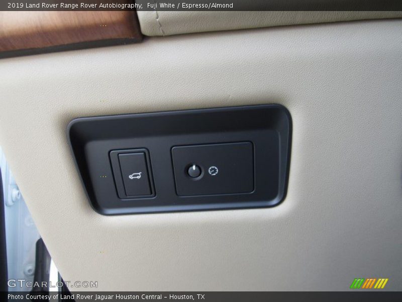 Fuji White / Espresso/Almond 2019 Land Rover Range Rover Autobiography