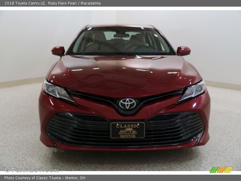 Ruby Flare Pearl / Macadamia 2018 Toyota Camry LE