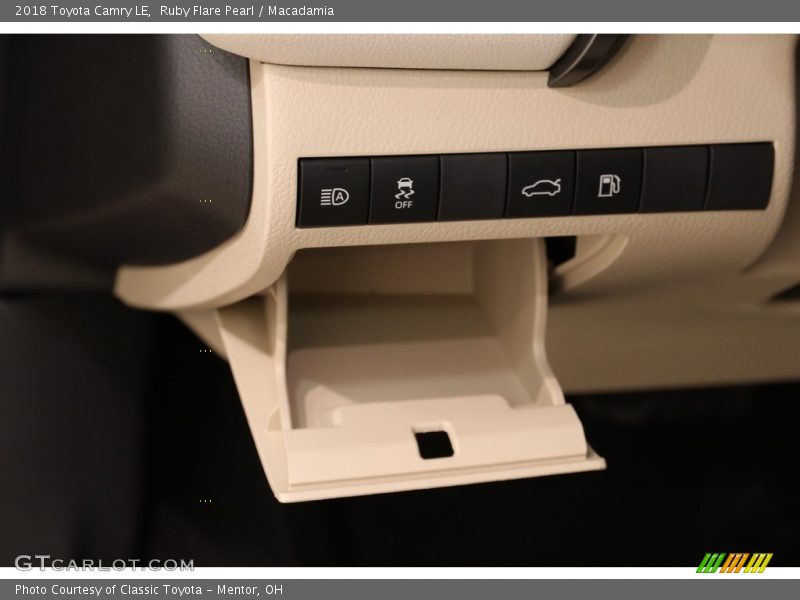 Ruby Flare Pearl / Macadamia 2018 Toyota Camry LE