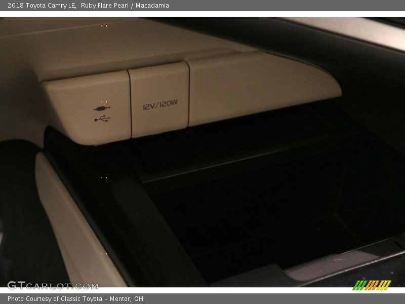 Ruby Flare Pearl / Macadamia 2018 Toyota Camry LE
