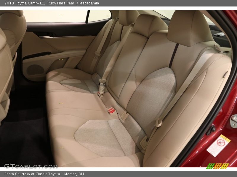 Ruby Flare Pearl / Macadamia 2018 Toyota Camry LE