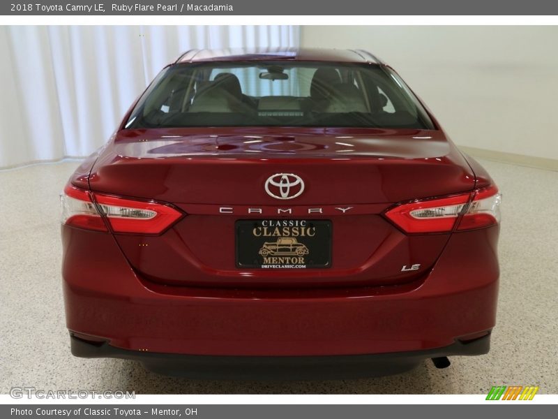 Ruby Flare Pearl / Macadamia 2018 Toyota Camry LE