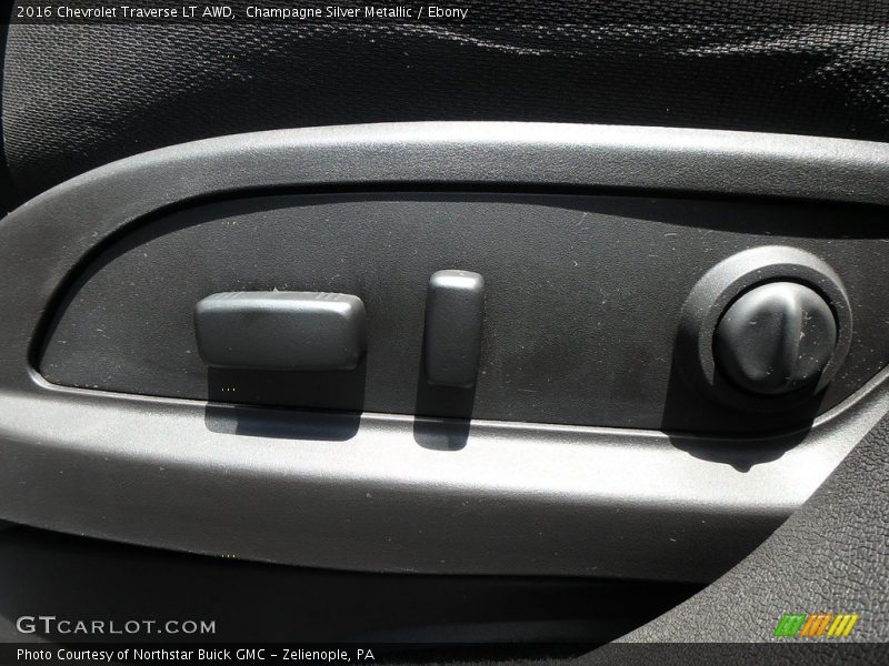Champagne Silver Metallic / Ebony 2016 Chevrolet Traverse LT AWD